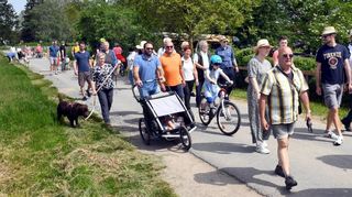 Unterwegs mit Hund, Kind und Kegel: Beim jüngsten Grenzgang des Schwanheimer Ortsbeirates liefen über 50 Teilnehmer mit.