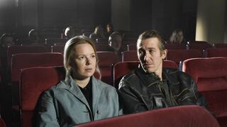 Zwei einsame Seelen: Alma Pöysti und Jussi Vatanen in einer Szene des Films „Falles Leaves“ von Aki Kaurismäki.