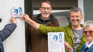 Stephan Schäfer (links), Vogelschutzbeauftragter im Kreis Bergstraße, und Werner Eck (Zweiter von links), Vorsitzender des Nabu Bensheim/Zwingenberg, überreichen an Stephan Rützert und seine Mutter Ruth Rützert Urkunde und Plakette für ein schwalbenfreundliches Haus in der Rodauer Straße. Das rechte Bild zeigt eine Rauchschwalbe.