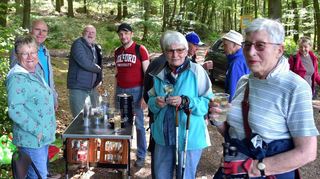 Dort, wo sich die Wege der Zehn- und der Fünf-Kilometer-Strecke kreuzten, hatten der Wanderwart des Turnvereins Sonderbach, Walter Müller, und Hans Schmitt beim Gauwandertag einen Getränkestand aufgestellt.
