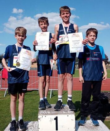 Bei den Hessischen Staffelmeisterschaften in Bürstadt holten (v.l.) Lukas Ross, Paul Reibold, Maximilian Weinbach und Peter Ross den U14-Titel über 3x800 Meter und Platz fünf über 4x75.