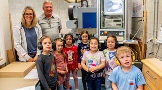 ble,Einhausen (Terminmin Bensheim): Kinder der Kita KLeine Insel in der Schreinerei der Metzendorf-Schule , Fachlehrer Thomas Freudenberg und Erzieherin Kerstin Altinova, 
,, Bild: Thomas Neu