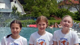 Ihren Freischwimmer in Bronze haben (v.l.) Martina, Malina und Anna gemacht. Sie bekamen außerdem ein T-Shirt mit der Aufschrift „Ich kann sicher schwimmen“.