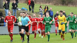 Im März liefen der SV Winterkasten (in den roten Trikots) und der SV Lindenfels letztmals zu einem Derby auf – in der kommenden Saison werden beide Vereine eine Spielgemeinschaft bilden.