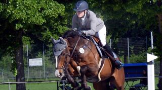 Reiten Springturnier des RuF Schwanheim Miriam Weiß (RF Schwanheim) auf SI SI Canturo Foto: Jürgen Strieder