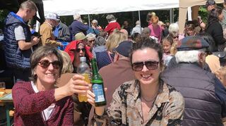 Beim Waldfest feierten Gastgeber und Gäste gemeinsam. Bürgermeister Michael Helbig überreichte eine Lindenfelser Sonderbriefmarke an Marie-Louise Grisel.
