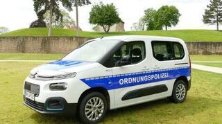 Die Lorscher Ordnungspolizei ist jetzt mit einem E-Auto unterwegs.