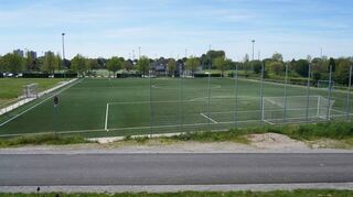 Der Kunstrasenplatz des FC Italia am Berliner Ring: Unter welchen Voraussetzungen dort ein Umkleidegebäude gebaut werden kann, soll spätestens nach der Sommerpause in einer Beschlussvorlage für die politischen Gremien münden.