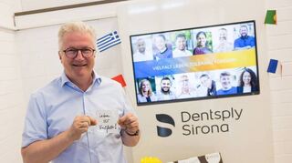 Jan Siefert, Geschäftsführer Dentsply Sirona am Standort Bensheim, mit seinem Beitrag für die Bank der Vielfalt: Mitarbeiterinnen und Mitarbeiter in Bensheim hatten die Möglichkeit, ihre ganz persönlichen Gedanken zum Thema Diversität sichtbar zu machen.