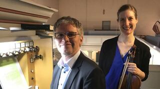 Jorin Sandau (links) entlockte der historischen Dreymann-Orgel wunderbare Klänge. Begleitet wurde er von Violinistin Megan Chapelas.