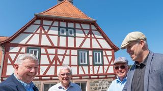 Architekt Lothar Mundt (links) übergab den Rathaus-Schlüssel an Helmut Adam, Walter Kirschbaum und Andreas Heun.