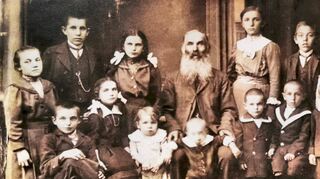 Armin Rau präsentierte bei der Jahreshauptversammlung dieses historische Familienfoto, das ihn schon seit längerer Zeit beschäftigt. Er hofft, dass er nun Hinweise auf die Personen erhält, die er bislang nicht zuordnen kann.