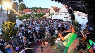 Das Zwingenberger Weinfest zog am Pfingstwochenende Tausende von Besuchern auf den Marktplatz und in die Altstadt. Musikalisch sorgte unter anderem die Band Sam’s Living Room für Unterhaltung.