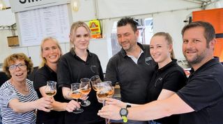 Das Zwingenberger Weingut Simon-Bürkle schenkte beim Weinfest standesgemäß ebenfalls aus.
