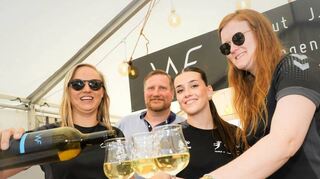 Zwingenberg, Weinfest, 27. u. 28.05.2023; Foto: Thomas Zelinger

auf dem Foto: 3er-Serie Weinstände, hier: Weinstand Weingut Faber