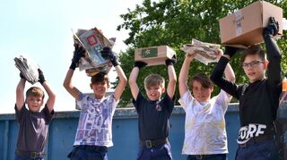 Mitglieder der Einhäuser Jugendfeuerwehr und der Einsatzbereitschaft sammelten am Samstag Altpapier ein. Auch einige Bücherkisten wurden zum Abholen an den Straßenrand gestellt.