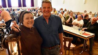 Doris Walter als Fraa vun Bensem besuchte das Frühlingsfest des VdK Bensheim-Schönberg mit seinem Vorsitzenden Martin Göbel.