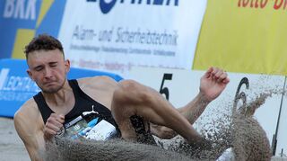 Simon Batz von der MTG Mannheim landete bei der Kurpfalz Gala in Weinheim auf dem ersten Platz, obwohl seine Sprünge technisch nicht ganz einwandfrei waren.