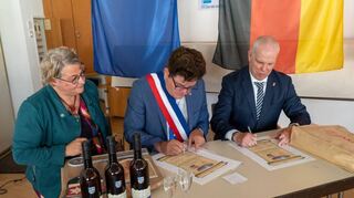 Catharine Demay, die Präsidentin des Partnerschaftsausschusses und die Bürgermeister Philippe Gesse und Andreas Heun erneuern die Partnerschaft.