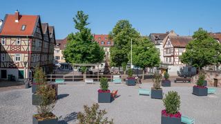 Die Fraktionen von BfB und VuA wollten den Kulturunternehmer Klaus P. Becker in eine gemeinsame Sitzung aller Ausschüsse einladen. Dort hätte er seine Überlegungen zum oberen Marktplatz vorstellen sollen. Für diesen Antrag gab es im Stadtparlament aber keine Mehrheit.