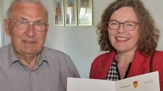 Ehrenortsbrandmeister Roland Hartnagel freute sich über zahlreiche Glückwünsche. Für den Gemeindevorstand gratulierte Barbara Schumacher.