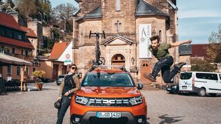 mid Groß-Gerau - Die Profisportler Steffi Marth und Benni Grams mit dem Dacia Duster auf der Suche nach Abenteuer und Herausforderung.