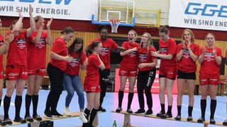 Mit den übergestreiften T-Shirts „Vize-Pokalsieger 2023“ feierten die Flames ihre erfolgreichste Saison seit der Bundesliga-Rückkehr vor sechs Jahren.