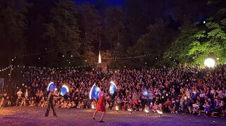 Stimmungsvoll und gut besucht: eine Abendveranstaltung des Festivals auf der Freilichtbühne.