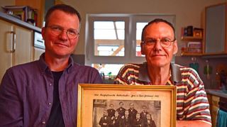 Günther Rettig (rechts) und Ulrich Domes mit einem Bild aus dem Gründungsjahr des Männergesangvereins Liederkranz Seidenbuch.