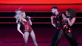 Schlagerkönigin Helene Fischer (links) und Künstlerinnen des Cirque du Soleil spielen gleich fünfmal in der Mannheimer SAP Arena