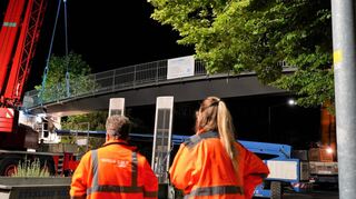 Da ist das Ding: Die sanierte Brücke über den Berliner Ring in Bensheim wurde in der Nacht auf Donnerstag an ihren Ursprungsort gehievt.