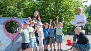 In der evangelischen Kita freuten sich Kinder, Lisa Virnkaes und Pfarrer Keller über die Nachricht von Diana Stolz (r.), dass ein Kletterspielgerät kommt.