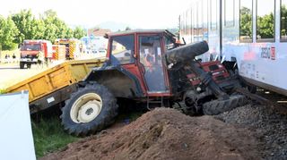 Für den Fahrer des Traktors kam jede Hilfe zu spät.