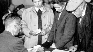 20. Juni 1948: Wie hier in Nürnberg werden die neuen Scheine ausgegeben. Jeder dieser Generation weiß, was er mit seinen ersten 40 D-Mark gemacht hat.