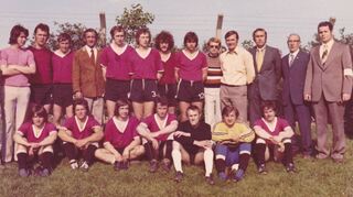 Unmittelbar nach dem 1:0-Erfolg über die TG Trösel am letzten Spieltag entstand dieses Starkenburgia-Meisterfoto. Obere Reihe von links: Betreuer Georg Jäger, Thomas Wagner, Hans Hofmann, Mario Gierl, Trainer Leonhard Trautmann, Günther Groh, Gottfried Tomahogh, Klaus Dein, Jürgen Hörner, Friedel Horn, Spielausschussvorsitzender Gregor Kohl, Charly Wollenburg, Karl Schmitt, Werner Schmitt (alle drei Spielausschussmitglieder). Untere Reihe von links: Wilfried Kraus, Rudi Kraus, Werner Kneißl, Heiner Grünewald, Kurt Wattendorf, Peter Dietl, Manfred Knapp.