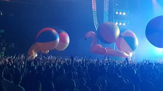 Während des Konzerts heizten die Musiker die Stimmung mit verschiedenen Aktionen immer weiter an.