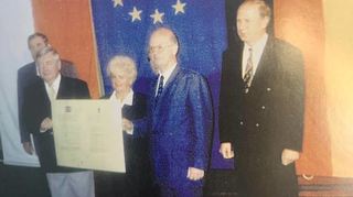 Unterzeichnung der Verschwisterungsurkunde durch die Bürgermeister Winfried Mleczko (Zweiter von links) und Peter C. Woitge (Zweiter von rechts).