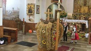 Kunstvolle Erntekrone im Festgottesdienst