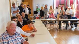 Zahlreiche Bürger informierten sich im Rathaus über den Fortgang der Auszählung. Nach 90 Minuten stand das Ergebnis fest.