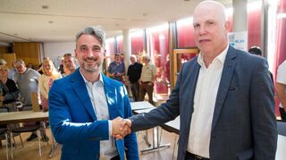 Der Eindruck täuscht: Wahlgewinner ist Bürgermeister Andreas Heun rechts im Bild.