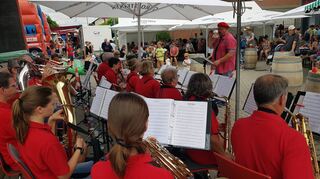 Auftritt des Musikcorps Einhausen beim Tag der offenen Tür der Freiwilligen Feuerwehr Ellerstadt.