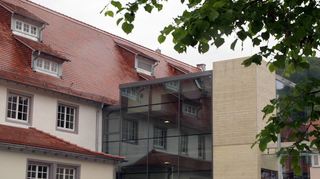 Der „Bunte Löwe“ in der Zwingenberger Altstadt ist eines von 19 städtischen Gebäuden, auf deren Dächern sich Fotovoltaik-Anlagen gut installieren ließen.