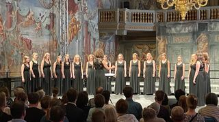Die Damen von Carré Chanté mit Chorleiterin Janette Schmid in der Galerie Herrenhausen in Hannover beim Deutschen Chorwettbewerb.
