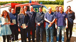 Die neuen Mitglieder der Einsatzabteilung (von links) Melanie Rexroth, Matthias Apel, Julian Wendel und Marina Marquard mit den Mitgliedern des Vorstandes, dem stellvertretenden Stadtbrandinspektor Stefan Schepula und Bürgermeister Michael Helbig. Im Hintergrund das neue Fahrzeug der Feuerwehr Eulsbach.