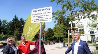 Im Neubaugebiet auf dem ehemaligen Euler-Gelände wurde am Montag der Abbé-Münch-Platz eingeweiht. Unser Bild zeigt (v.l.) Erste Stadträtin Nicole Rauber-Jung. Bürgermeisterin Christine Klein und Udo Schilling, Niederlassungsleiter des Immobilienentwicklers BPD in Frankfurt.