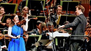 Emotionale Explosionen: Veronika Eberle und GMD Alexander Soddy im Mozartsaal beim Musizieren von Erich Korngolds Violinkonzert D-Dur.