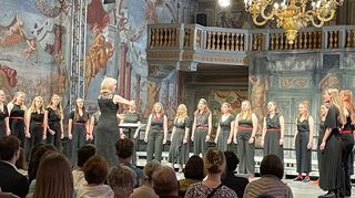 Heike Kiefner-Jesatko mit ihrem 4x4 Frauenchor der PH Heidelberg.