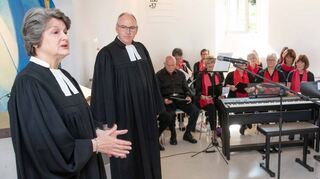 Beatrice Northe wurde von Dekan Arno Kreh als Pfarrerin der Evangelischen Gemeinde Einhausen eingeführt. Der Gottesdienst wurde musikalisch unter anderem durch den Gesangverein Eintracht (Hintergrund) gestaltet.