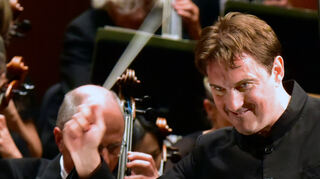 Es ist Dirigent Alexander Soddys Abschiedskonzert.