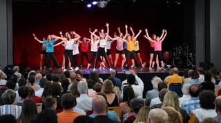 Das Goethe-Gymnasium hatte zu einem schwungvollen Sommerkonzert in die Mensa eingeladen.